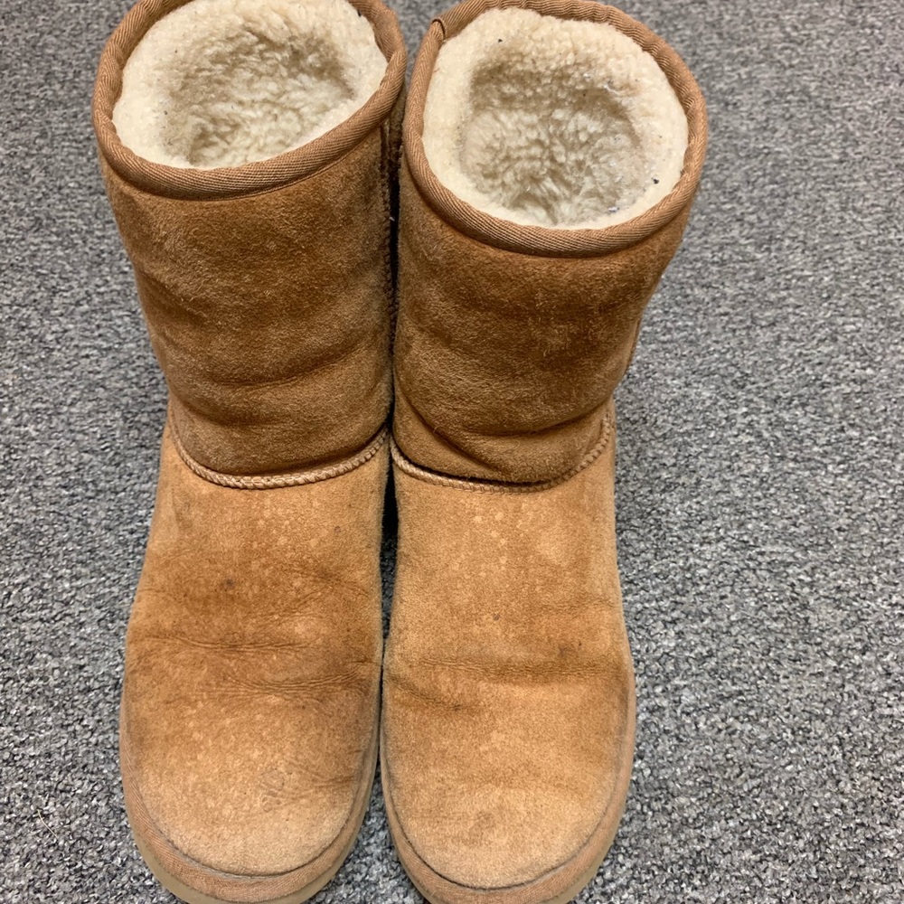 UGGS - Picture 2 of 5